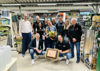 Die traditionelle Tortenübergabe von Alfred Kapfer und Matthias Sandtner an das Team von Expert Sabitzer. © Expert Österreich