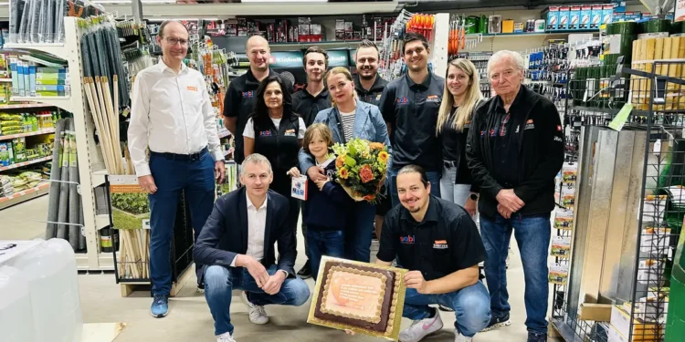 Die traditionelle Tortenübergabe von Alfred Kapfer und Matthias Sandtner an das Team von Expert Sabitzer. © Expert Österreich