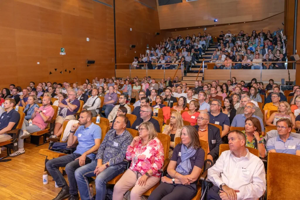 Der Saal im Euskalduna war prall gefüllt mit vor Spannung lauschenden Teilnehmern.