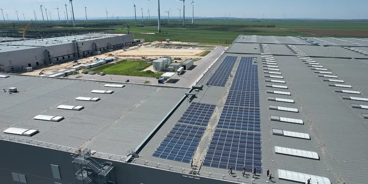 Die PV-Anlage am XXXL Zentrallager. © XXXLutz