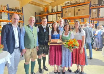 Überreichung der Expert Torte an Familie Hentschel durch Expert GF Alfred Kapfer und Matthias Sandtner. © Expert