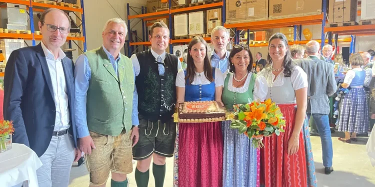 Überreichung der Expert Torte an Familie Hentschel durch Expert GF Alfred Kapfer und Matthias Sandtner. © Expert
