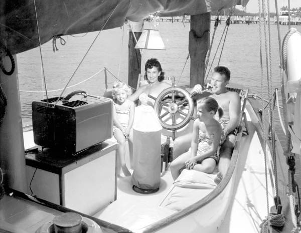 Eine Familie genießt ihren tragbaren Fernseher auf einem Boot in Florida im Jahr 1957