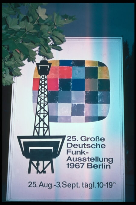 Werbeschild für die 25. Funkausstellung 1967 in Berlin (Einführung des Farbfernsehens). Im Vordergrund Berliner Funkturm.