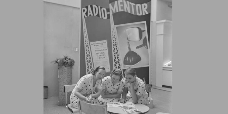 Messestand_der_Fachzeitschrift Radio Mentor_ bei der 16. Internationalen Funkausstellung im Jahr 1939