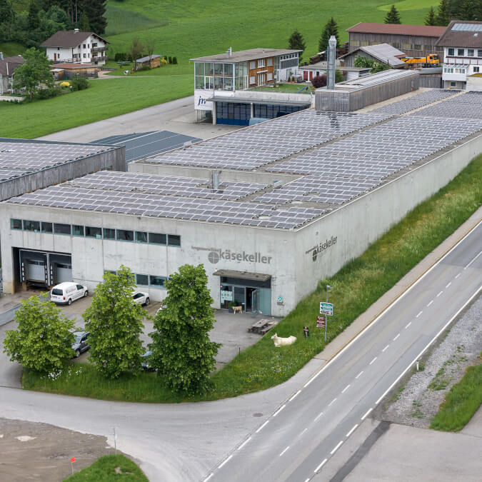 Die von Hansesun errichtete PV-Anlage des Bregenzerwälder Käsekellers in Lingenau zählt mit rund 2.500 Quadratmetern zu den größten privaten Stromkraftwerken Vorarlbergs.