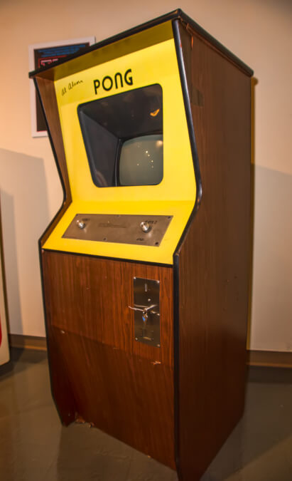 Vom Pong-Erfinder Allan Alcorn signierter Pong-Arcade Automat in der Ausstellung „Golden Age of Video Games“ im Neville Public Museum in Green Bay, Wisconsin.