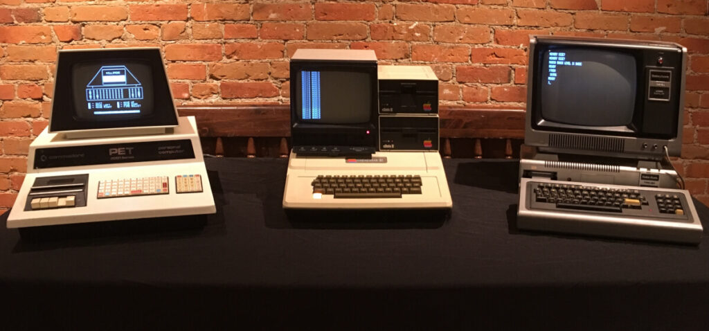 "1977 Trinity" der Heimcomputer v. l. n. r.: Der Commodore PET 2001, der Apple II, und der TRS-80 Model I