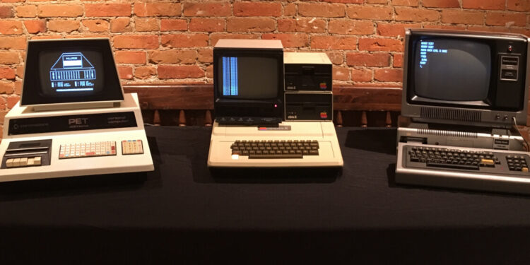 "1977 Trinity" der Heimcomputer v. l. n. r.: Der Commodore PET 2001, der Apple II, und der TRS-80 Model I