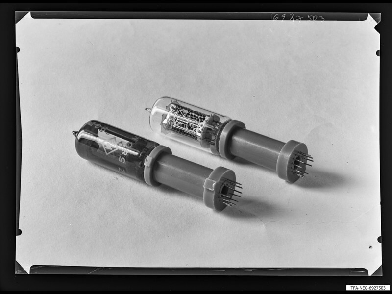 Zeichenanzeigeröhren Z 580 M (links, mit rotem Filterlack) und Z 5800 M im Jahr 1969