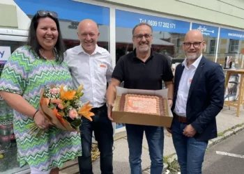 Tortenübergabe an Manuela und Sigi Hofer von Hofer bringt´s durch Alexander Hauser (2.v.l.) und Thomas Wurm (re.) von Expert Österreich. © Expert Österreich