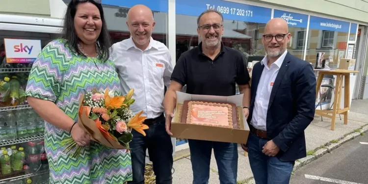 Tortenübergabe an Manuela und Sigi Hofer von Hofer bringt´s durch Alexander Hauser (2.v.l.) und Thomas Wurm (re.) von Expert Österreich. © Expert Österreich