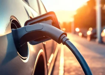 E_Auto ladet. Bei der THG-Quote kündigt sich ein handfester Skandal an.