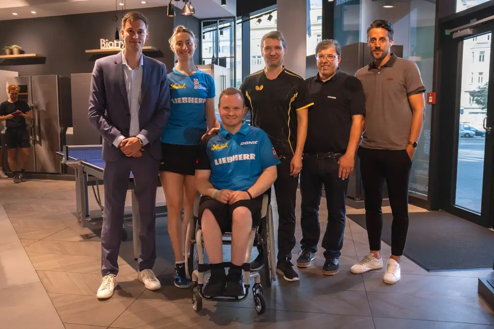 Liebherr-Hausgeräte_O_TTV_vlnr. O_TTV-Sportdirektor Stefan Fegerl, Sofia Polcanova, Werner Schlager, Hendrik Anderson, Manuel Eder (Communication Manager von Liebherr-Hausgera_te), Bernhard Ko_ssler (Liebherr-International Deutschland GmbH)