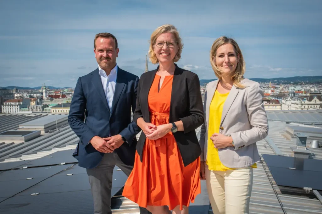 Mario Jandrokovic, Leonore Gewessler und Vera Immitzer präsentieren die PV-Flächenbörse. © Cajetan Perwein