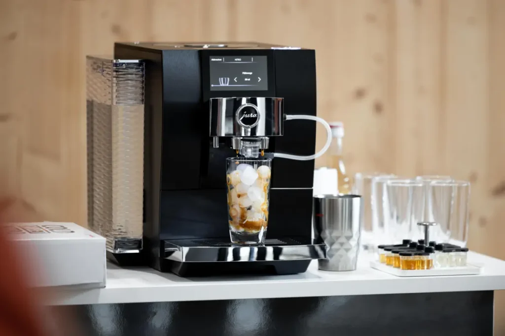 Bei der Coffee Tour 2024 wurden den Fachhandelspartnern Innovationen von Jura präsentiert wie das Cold Sweet Nitro Kit für die Z10.