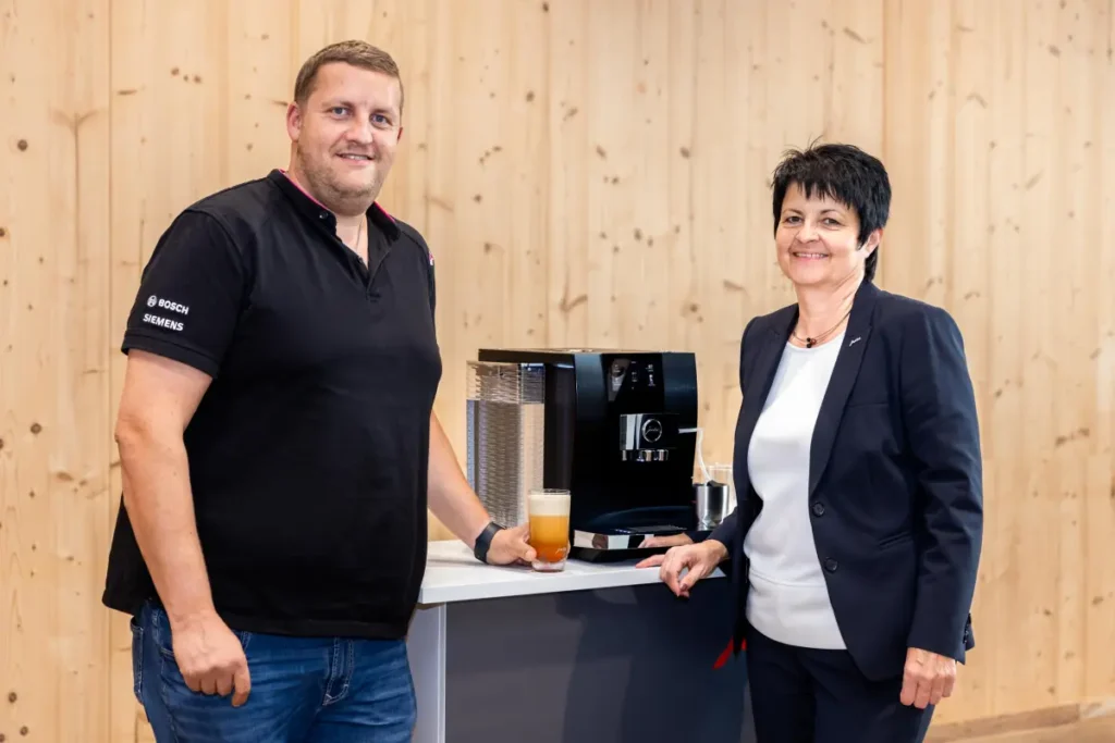 Maria Heidegger mit Fachhandelspartner Benjamin Peer bei der Jura Coffee Tour 2024. © Jura