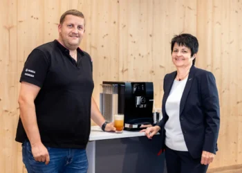 Maria Heidegger mit Fachhandelspartner Benjamin Peer bei der Jura Coffee Tour 2024. © Jura