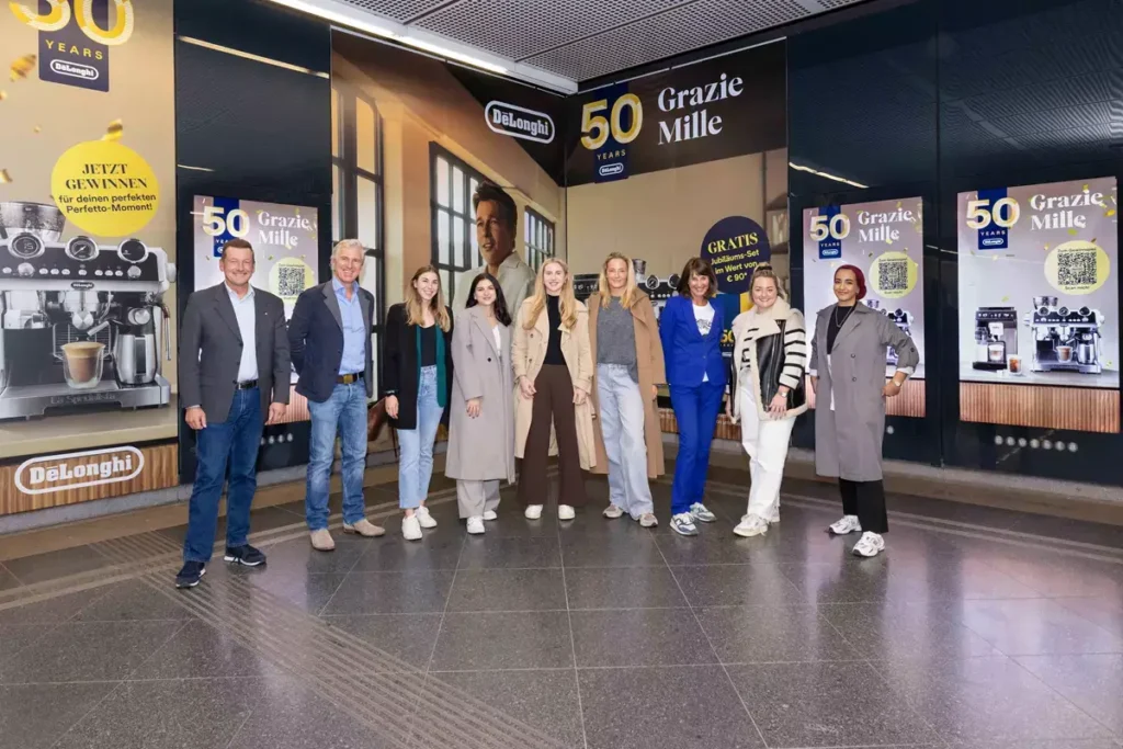 Sie brachten Brad Pitt in die U-Bahn-Station am Stephansplatz: Torsten Korn (Gewista), Markus Latzka (Wirz), Kathrin Gauss (Wirz), Karin Kräftner (Mediaplus), Eva Haimerl (De'Longhi), Marisa-Mercedes Moser (De'Longhi), Andrea Groh (Gewista), Verena Kehr (Mediaplus), Asmaa Abdelrehim (Gewista) © De‘Longhi