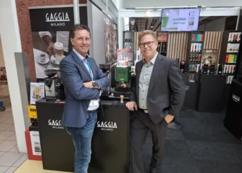 Sie leben Kaffee auf allen Ebenen: Peter Kubicek (li.) und Thomas Leyerer von ÈCaffè. © ELEKTRO|branche.at