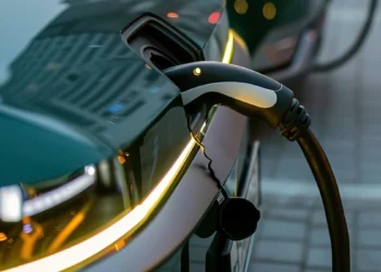 Karosserie für E-Autos liefert Strom