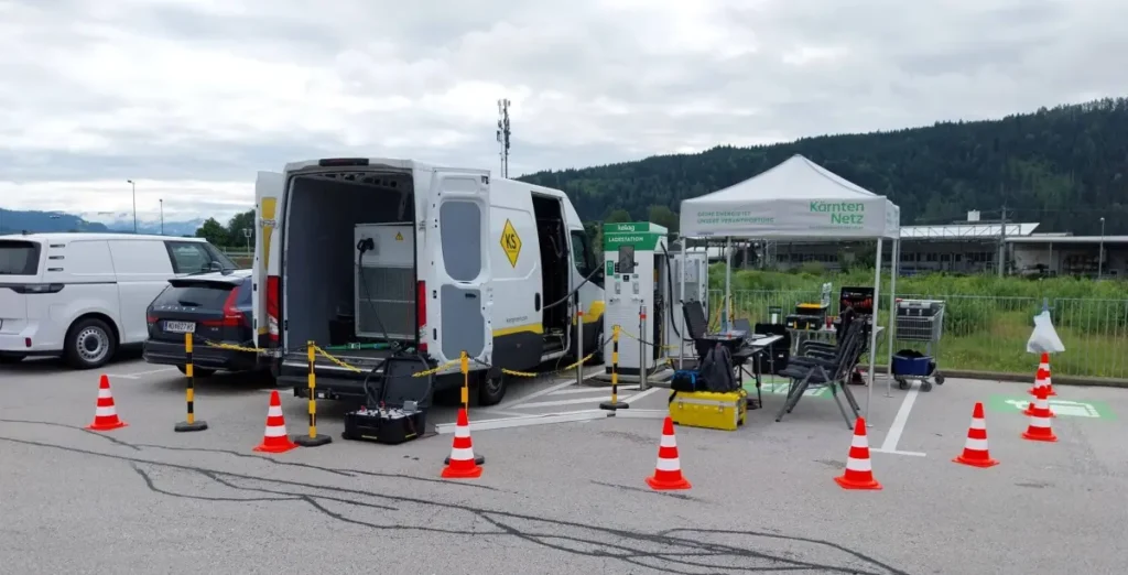 ProSafE²-Feldtest mit dem Prüfgerätedemonstrator am 24.07.2024 an einer 160-kW-Gleichstromladestation der KELAG in St. Veit an der Glan, Kärnten.