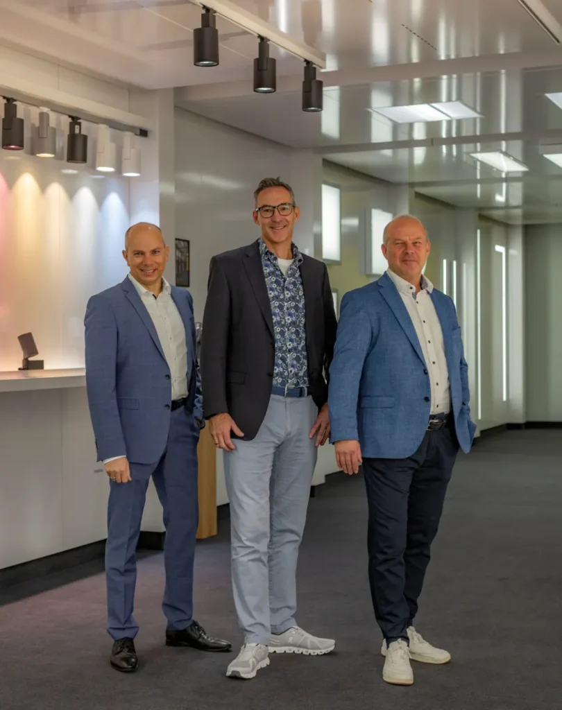 Mit der Investition in die neue österreichische Niederlassung will der deutsche Leuchtenhersteller Regiolux seine Geschäfts-aktivitäten weiter ausbauen. V.l.n.r: Marco Steffenmunsberg (Geschäftsführer/CEO Regiolux GmbH & Regiolux Austria), Andreas Dunzinger (Country Manager Österreich) und Stefan Nestmann (Sales Director Regiolux GmbH).