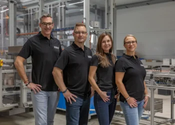 Dieses Team geht für die Regiolux Austria GmbH an den Start: Für eine kompetente Beratung und umfassenden Service sor-gen (v.l.n.r) Andreas Dunzinger (Country Manager Österreich), Reinhold Pfister (Sales Manager Export), Jessica Metten (Ver-triebsinnendienst für Österreich) und Nadja Zink (Vertriebsin-nendienst für Österreich).