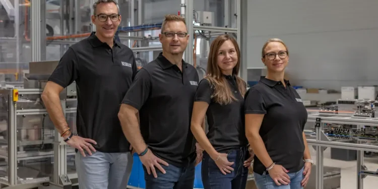 Dieses Team geht für die Regiolux Austria GmbH an den Start: Für eine kompetente Beratung und umfassenden Service sor-gen (v.l.n.r) Andreas Dunzinger (Country Manager Österreich), Reinhold Pfister (Sales Manager Export), Jessica Metten (Ver-triebsinnendienst für Österreich) und Nadja Zink (Vertriebsin-nendienst für Österreich).