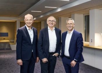V.l.n.re.: Johannes Huxol (CFO Trilux), Franz Heckmanns (Vertriebsleiter Ansorg) und Hubertus Volmert (CEO Trilux) freuen sich über den Zusammenschluss ihrer Unternehmen, der neue Perspektiven für internationales Wachstum im Retail-Segment eröffnet. © Trilux