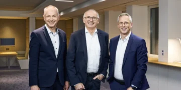 V.l.n.re.: Johannes Huxol (CFO Trilux), Franz Heckmanns (Vertriebsleiter Ansorg) und Hubertus Volmert (CEO Trilux) freuen sich über den Zusammenschluss ihrer Unternehmen, der neue Perspektiven für internationales Wachstum im Retail-Segment eröffnet. © Trilux