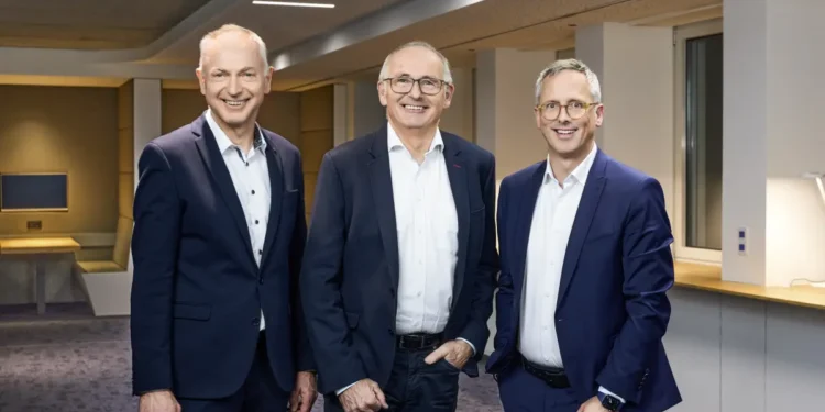 V.l.n.re.: Johannes Huxol (CFO Trilux), Franz Heckmanns (Vertriebsleiter Ansorg) und Hubertus Volmert (CEO Trilux) freuen sich über den Zusammenschluss ihrer Unternehmen, der neue Perspektiven für internationales Wachstum im Retail-Segment eröffnet. © Trilux