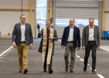 V.l.n.re.: Holger König (Geschäftsführung Liebherr-Hausgeräte Lienz), Dekan Franz Troyer, Marcel Snelder (Geschäftsführung Liebherr-Hausgeräte Lienz) und Josef Oberessl (Leitung Logistics Central & South Europe) erkunden die Weiten des neu errichteten Logistikzentrums. © Liebherr
