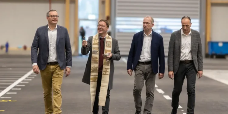 V.l.n.re.: Holger König (Geschäftsführung Liebherr-Hausgeräte Lienz), Dekan Franz Troyer, Marcel Snelder (Geschäftsführung Liebherr-Hausgeräte Lienz) und Josef Oberessl (Leitung Logistics Central & South Europe) erkunden die Weiten des neu errichteten Logistikzentrums. © Liebherr