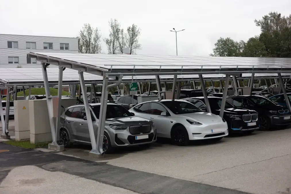 PV-Carport Anlage von Verbund & Magna Powertrain