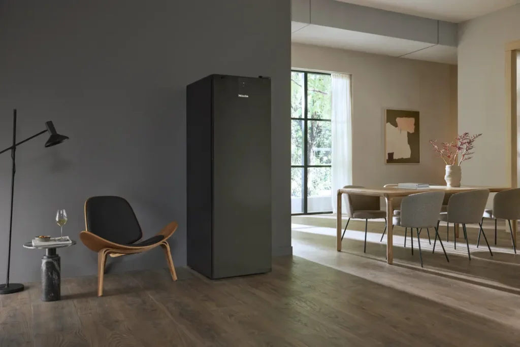 KWT 4584 E sw – Der neue Weinlagerschrank von Miele ist mit seinem großen Platzangebot und einer Temperaturzone ideal für die Lagerung in Keller oder Vorratsraum. Er fasst beachtliche 229 Flaschen. © Miele