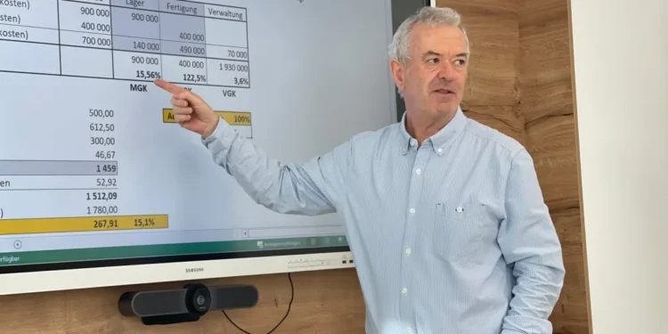 Trainer Thomas Korcak in voll in seinem (Zahlen-)Element. © Expert