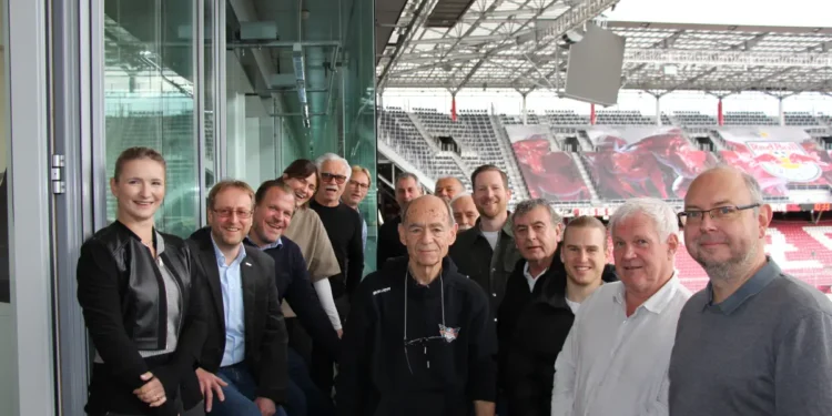 Die österreichischen Bundes-KEL mit den Vertretern des Red Bull Media House. © KEL