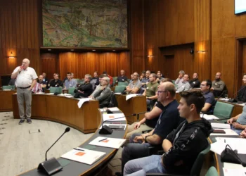 KEL OÖ Kursreihe 2024. Raik Ziebart referiert vor vollem Haus über den Aufbau verschiedener Displayarten.