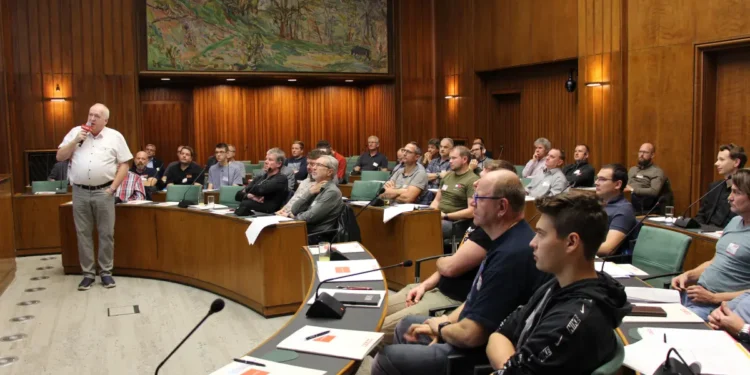 KEL OÖ Kursreihe 2024. Raik Ziebart referiert vor vollem Haus über den Aufbau verschiedener Displayarten.