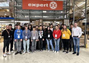 Expert Lehrlingscollege 1: Gruppenfoto mit Matthias Sandtner und Trainerin Adelheid Seeburger-Schneebauer. © Expert