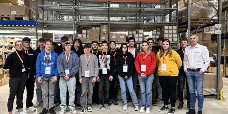 Expert Lehrlingscollege 1: Gruppenfoto mit Matthias Sandtner und Trainerin Adelheid Seeburger-Schneebauer. © Expert