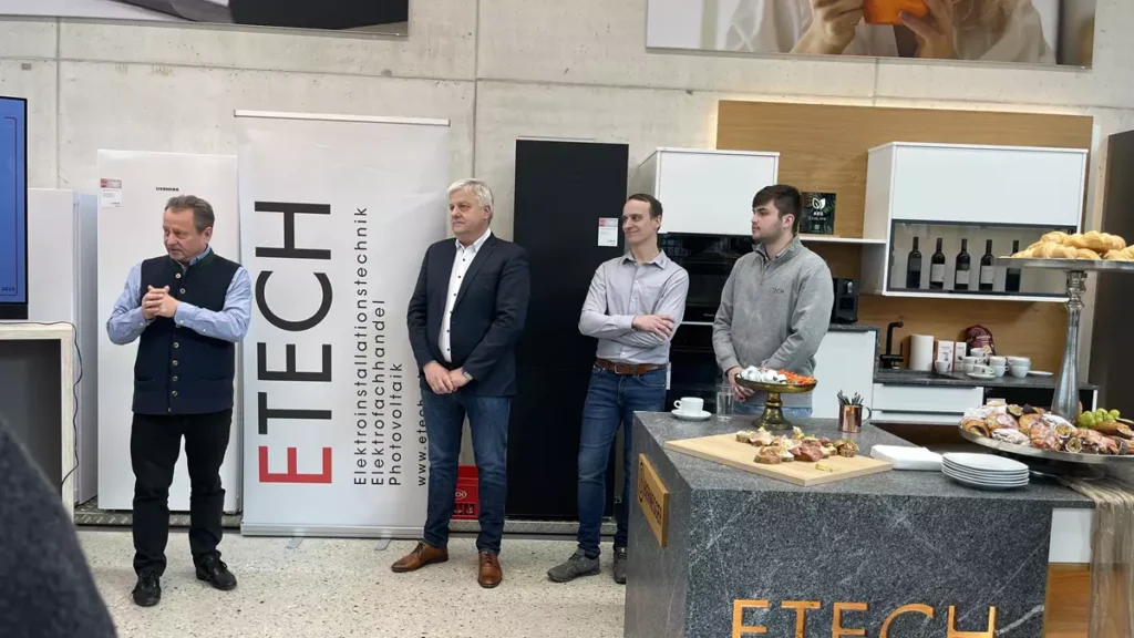 Eigentümer und Geschäftsführer von ETECH Klaus Schmid mit seinen Mitarbeitern