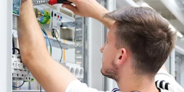 Elektrotechnik Ramsauer sucht ElektrotechnikerIn