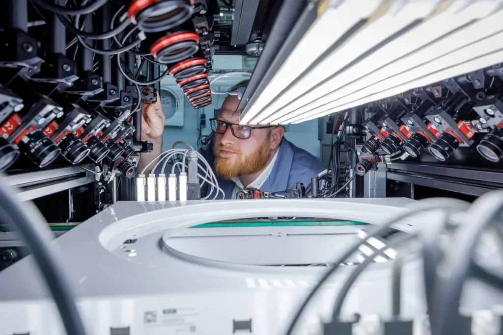KI-gestützte Qualitätskontrolle von Waschmaschinenfronten bei Miele.