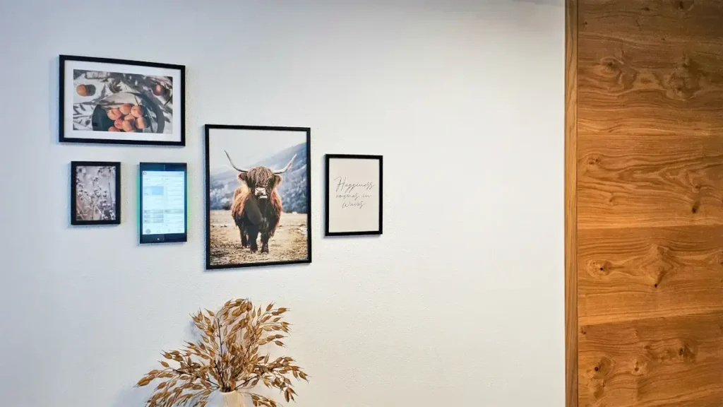 PEAKnx_Referenz_Einfamilienhaus_Oberoesterreich_01_Bilderwand_mit_Controlmicro