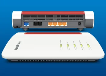 Die FRITZ!Box 4690 lässt sich einfach am vorhandenen Glasfasermodem oder Router anschließen und ermöglicht Internetgeschwindigkeiten von bis zu 10 GBit/s.