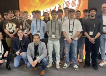 Lehrlingscollege-Gruppenfoto mit Expert Österreich-Chef Alfred Kapfer sowie den Trainern Adelheid Seeburger-Schneebauer und Raimund Schneebauer. © Expert