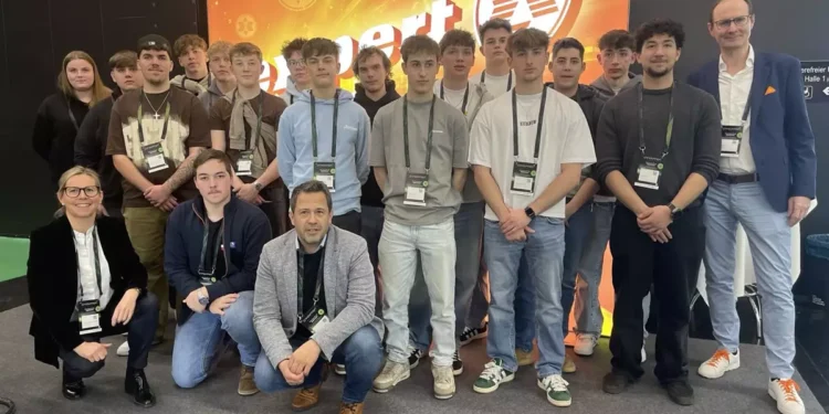 Lehrlingscollege-Gruppenfoto mit Expert Österreich-Chef Alfred Kapfer sowie den Trainern Adelheid Seeburger-Schneebauer und Raimund Schneebauer. © Expert