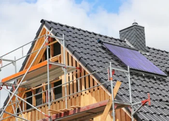 Eine neue, branchenübergreifende Allianz von HV, VBÖ, FBI sowie ausgewählten Unternehmen aus Baugewerbe, Baustoffindustrie und -handel rückt mit einer Studie die (wirtschaftlichen) Vorteile von Bau- und Sanierungsinvestitionen in den Vordergrund.